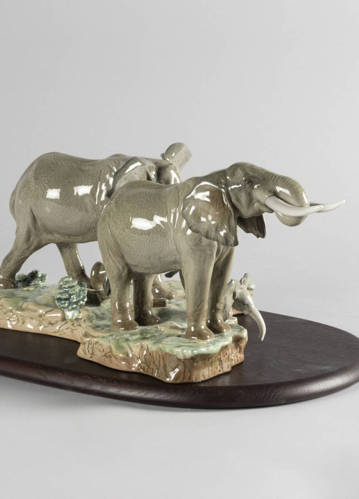 Lladro A Stop Along The Way Elephants Sculpture 01009387