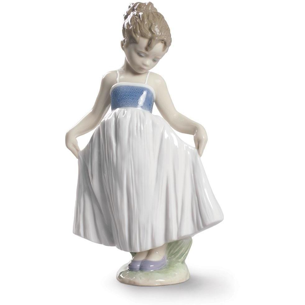 Lladro Look At My Dress Figurine 01009172