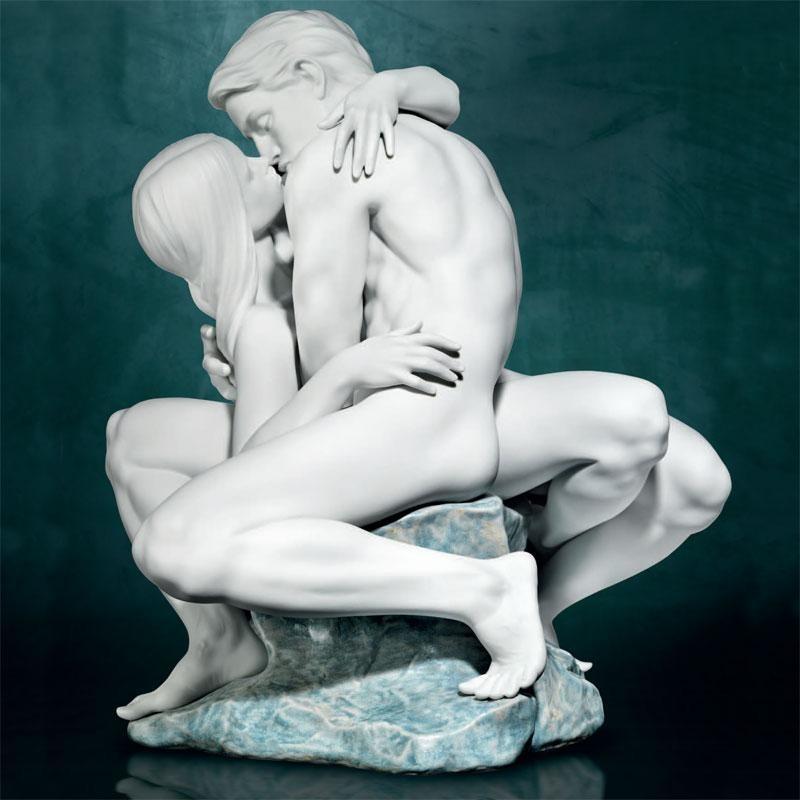 Lladro Passionate Kiss Figurine 01008727