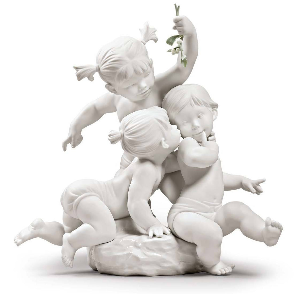 Lladro Kiss Under The Mistletoe Figurine 01009372