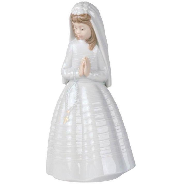 NAO Girl Praying 02000236